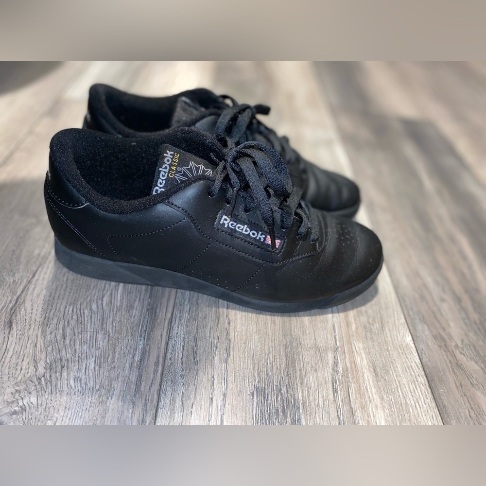 Black women’s reebok shoes